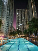 5 outdoor pools, open 8:00 AM to 9:00 PM, pool umbrellas