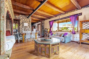 Table tennis, books, stereo, printers - Private/Spacious Eco Luxury Villa set in tropical gardens Pool, Park, 300mt to Beach (Tabayesco, Haria)