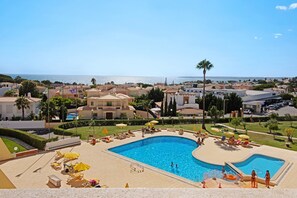 Pool - Holiday Apartment "Palmeira Galé" with Sea View, Wi-Fi, Balcony & Shared Pool (Galé)