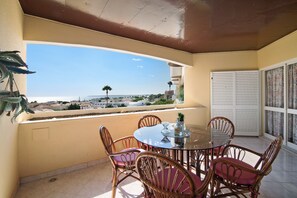Outdoor dining - Holiday Apartment "Palmeira Galé" with Sea View, Wi-Fi, Balcony & Shared Pool (Galé)