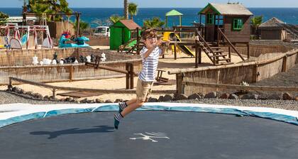 Superbe yourte écologique, jardin privé, piscine, plage de sable de 300 m, hors réseau