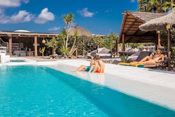 A heated pool - Tranquil Studio: Eco Casita, Very Near Sandy Beach, Pool, Play Park, WIFI (Tabayesco, Haria)