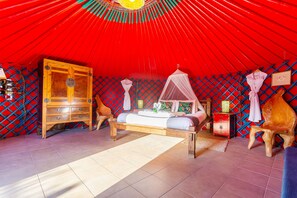 2 bedrooms, travel cot, Internet, bed sheets - Lux Eco Chiquitita Yurt, Pool, 300mt to Beach, Play Park, Sea View (Tabayesco, Haria)