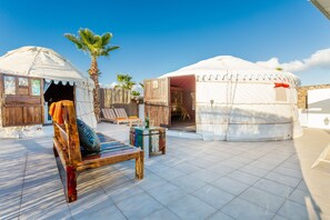 Terrace/patio - Lux Eco Chiquitita Yurt, Pool, 300mt to Beach, Play Park, Sea View (Tabayesco, Haria)