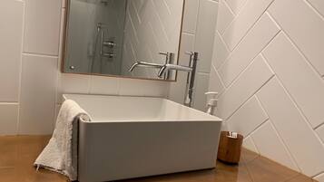 Een douche, een haardroger, handdoeken, zeep