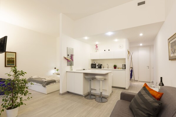 Apartment | Private kitchen | Stovetop, toaster, cleaning supplies - notaMi - Queen of Brera - San Marco 1 (Milan)