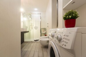 アパートメント | バスルーム | シャワー、ヘアドライヤー、ビデ