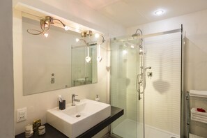 Apartment | Bathroom | Shower, hair dryer, bidet - notaMi - Queen of Brera - San Marco 1 (Milan)