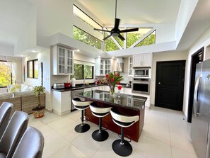 ثلاجة، ميكروويف، فرن، موقد طهي مسطح