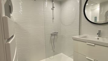Dusche, Haartrockner, Handtücher, Seife
