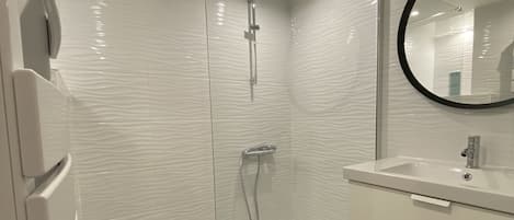 Dusche, Haartrockner, Handtücher, Seife