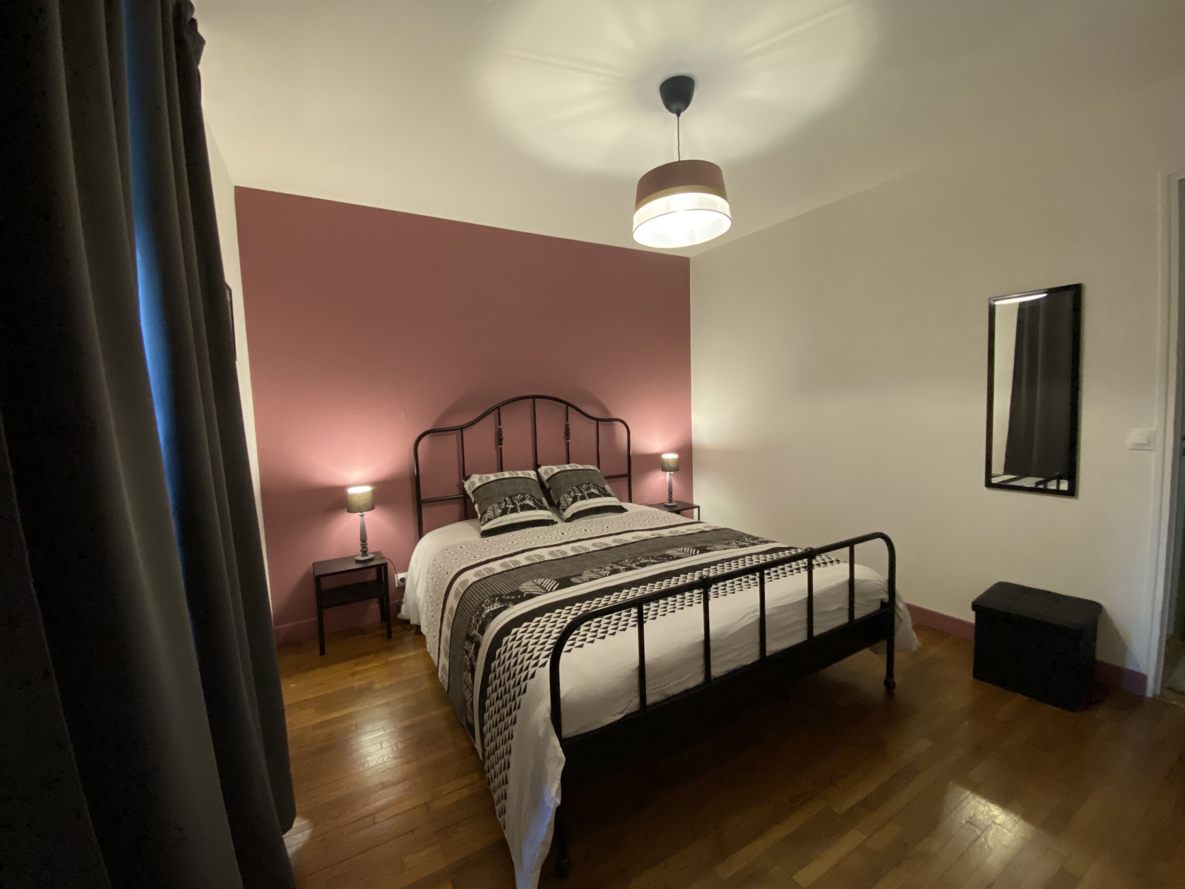 3 habitaciones, insonorización y tabla de planchar con plancha 