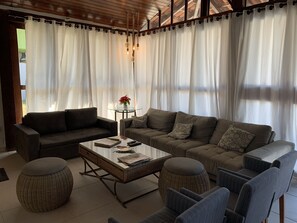 Smart TV, livros, aparelho de som