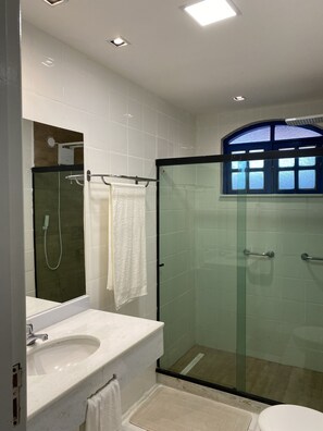 Shower, hair dryer, towels, soap - Spacious house with pool in Buzios for up to 9 guests. (RJ)