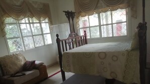 Villa Luxury, vista oceano parziale, lato giardino | Una cassaforte in camera, ferro/asse da stiro, Wi-Fi gratuito