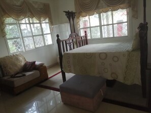 Luksusvilla, delvis havutsikt, hageområde | Safe på rommet, strykejern/-brett og wi-fi (inkludert)