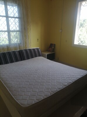 セーフティボックス (室内)、アイロン / アイロン台、WiFi (無料)