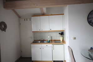 Kylskåp, mikrovågsugn, spishäll och kaffe- och tebryggare
