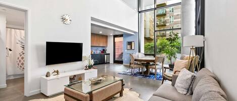 Televisión, biblioteca musical y monitor de computadora