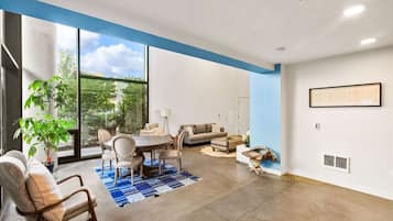 Televisión, biblioteca musical y monitor de computadora