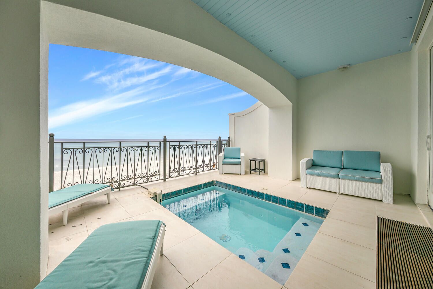 Remodeled Beachfront😎Frangista's Best☀️Elevator🐬Heated Splash Pool😎Beach Serv