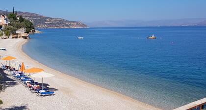 Sunrise 5 Apartment - Beautifully Located Air Conditioned 3 Bedroom Above Beach