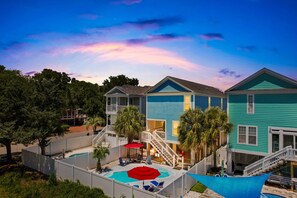 Exterior - 5 Bedrooms Short Walk to the Beach (Surfside Beach)
