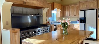 Spacious Mountain Retreat, near Attitash, great for Groups, Sleeps 14