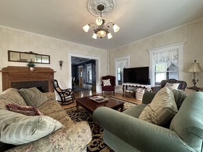 Smart TV, chimenea, libros y biblioteca musical 