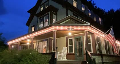 Spacious Mountain Retreat, central location, great for Groups, Sleeps 14