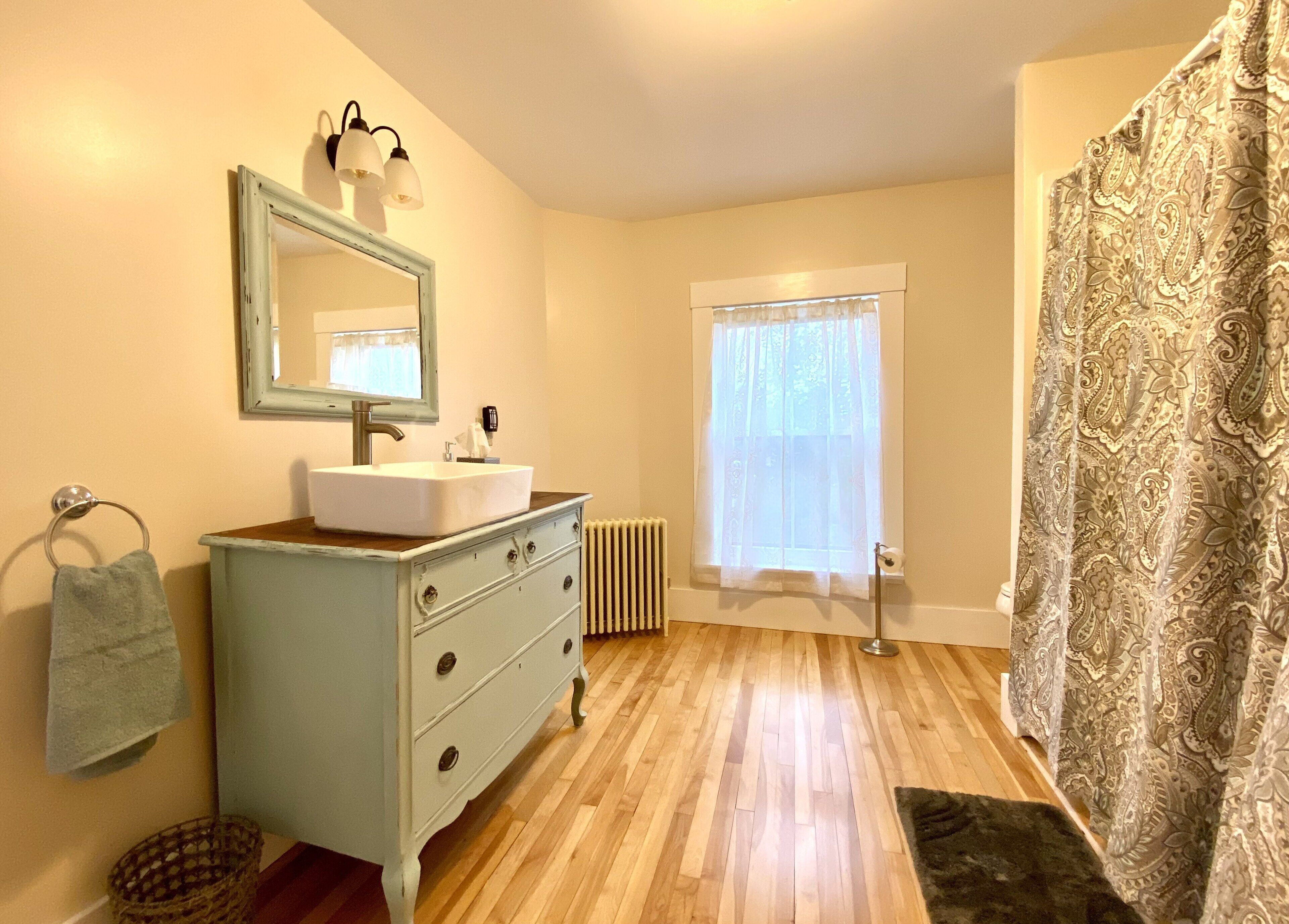 Combined shower/tub, jetted tub, hair dryer, towels