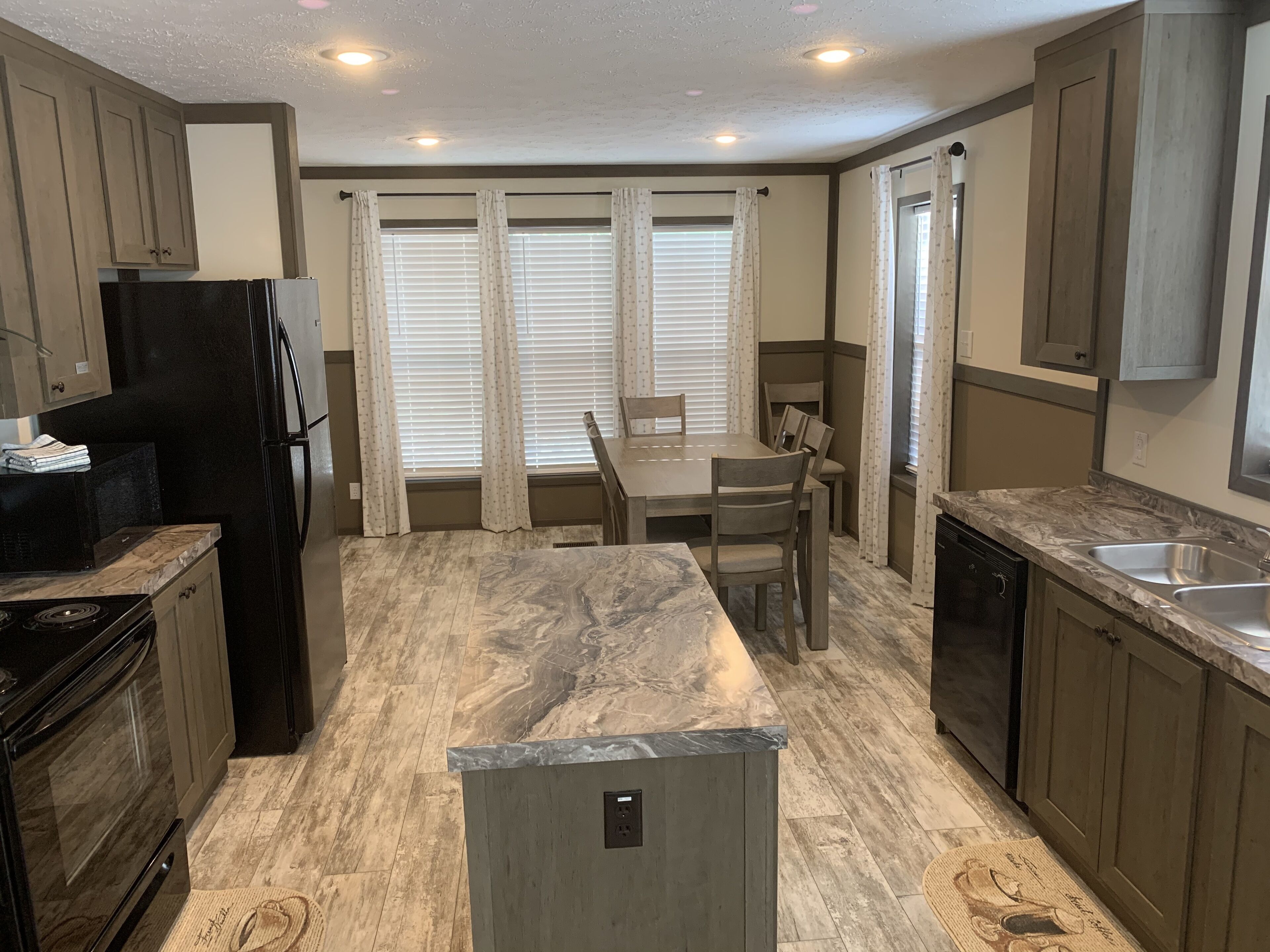 Kjøleskap, mikrobølgeovn, ovn og kokeplater