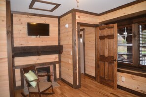 Interior - Cottage New River National Park 3 Minutes to the Bridge. Renovated & Hot Tub.  (Victor)