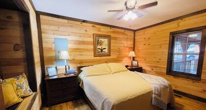 Cottage New River National Park 3 Minutes to the Bridge. Renovated & Hot Tub.