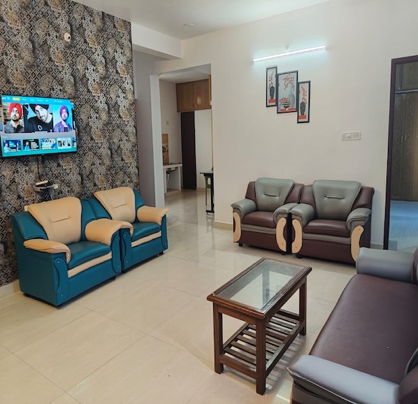 อพาร์ทเมนท์สำหรับครอบครัว | บริเวณนั่งเล่น | ทีวีจอแอลซีดี 32 นิ้ว พร้อมช่องเคเบิล, ทีวี