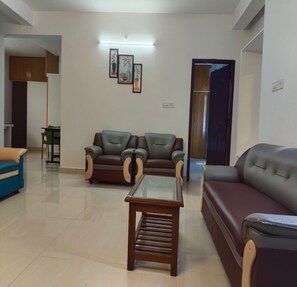 패밀리 아파트 | 거실 공간 | 케이블 채널 시청이 가능한 32인치 LCD TV, TV