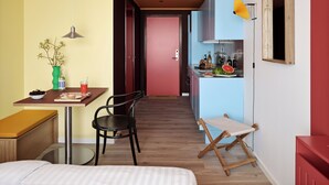 Cocina moderna con lavamanos, encimera y armarios de madera.