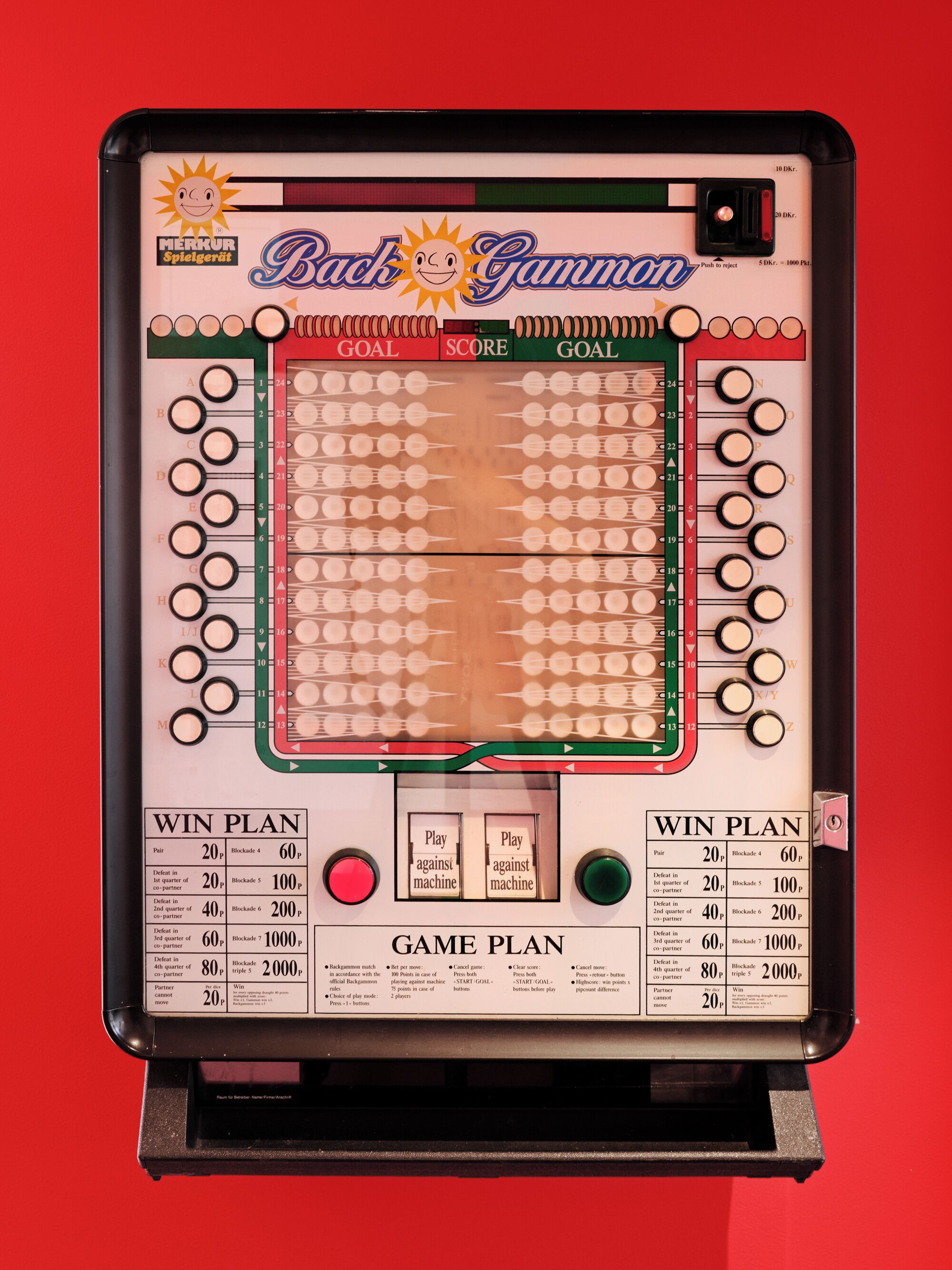 Een backgammon bord met een rode achtergrond.