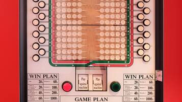 Un jeu de backgammon avec un fond rouge.