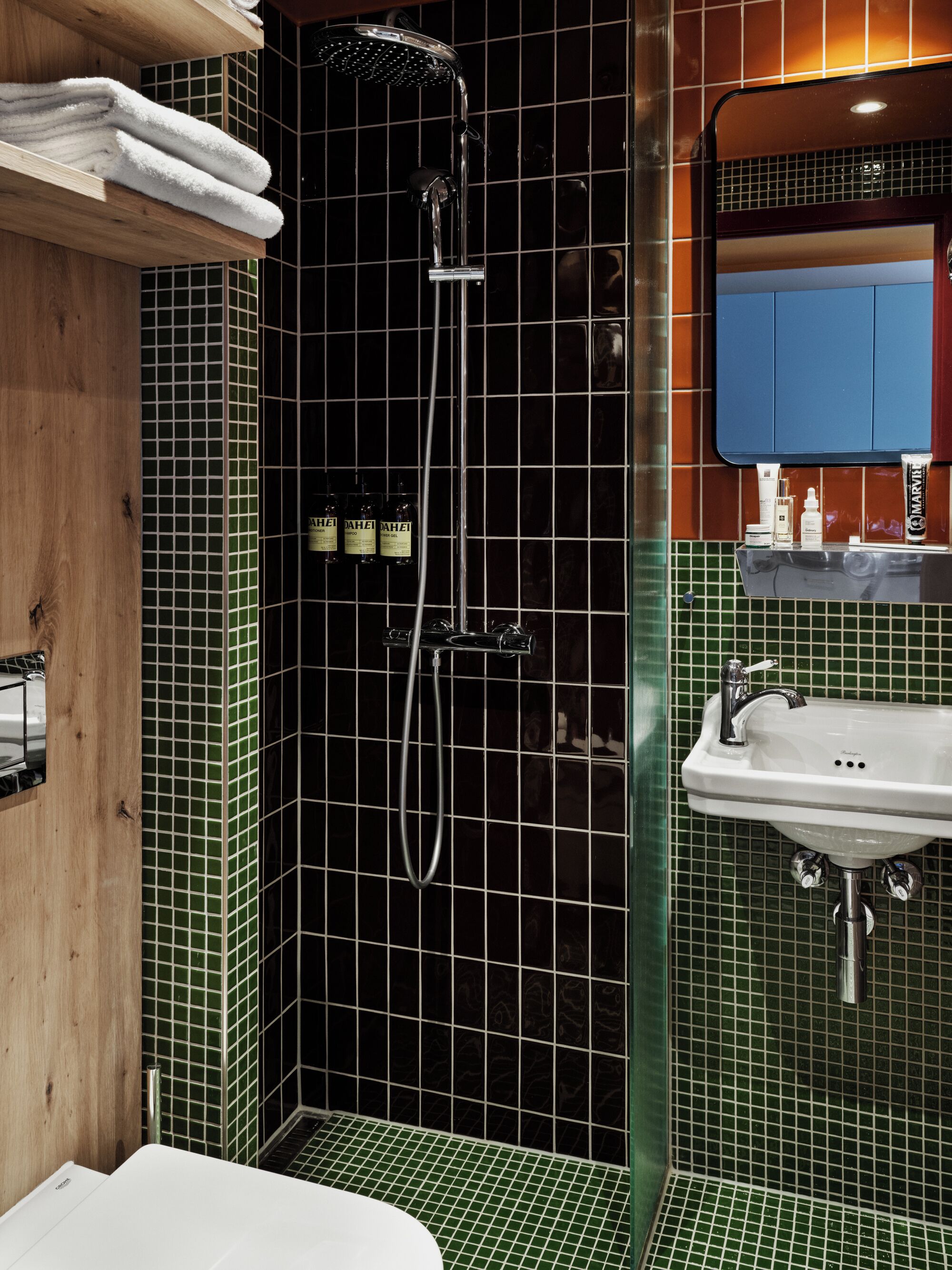 Apartment | Badezimmer | Dusche, Handtücher, Toilettenpapier