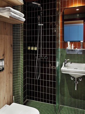 Apartamento | Baño | Ducha, toallas y papel higiénico