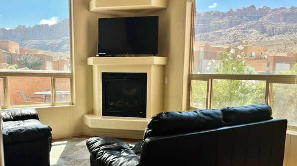 Smart TV, fireplace