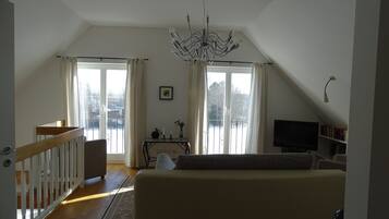 Fernseher, DVD-Player, Bücher, Stereoanlage