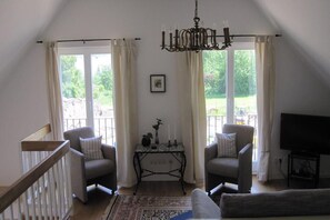 Fernseher, DVD-Player, Bücher, Stereoanlage