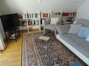 TV, lettore DVD, libri, impianto stereo