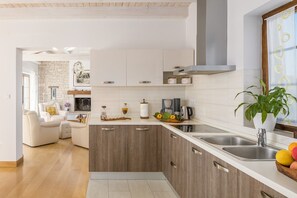 Kylskåp, mikrovågsugn, ugn och spishäll