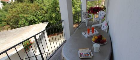 تناول الطعام بالخارج