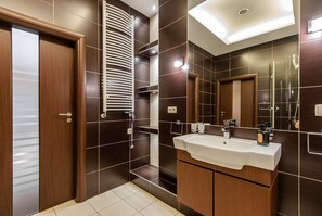 Deluxe-huoneisto | Kylpyhuone | Suihku