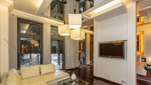 Deluxe-Apartment | Wohnbereich | Flachbildfernseher