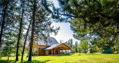 Fresh Log Cabin in Donnelly w/ Game Room & Hot Tub